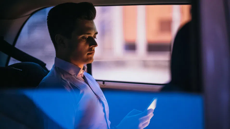 Сделки, хирурзи, кости от динозаври: За какво чатят ултрабогатите в WhatsApp