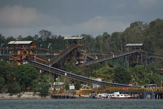 Великобритания затвори последната си въглищна електроцентрала, но 76-годишният Лоу Тък Куонг пренебрегва скептиците и трупа състояние от най-мръсното изкопаемо гориво в света