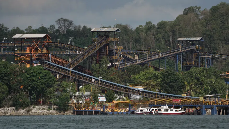 Един милиардер заложи на „мръсните въглища“. Сега е по-богат от всякога