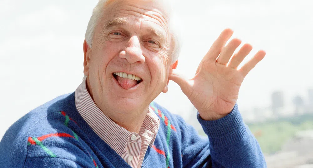 Лесли Нилсен и изкуството да не мигнеш в най-нелепия момент