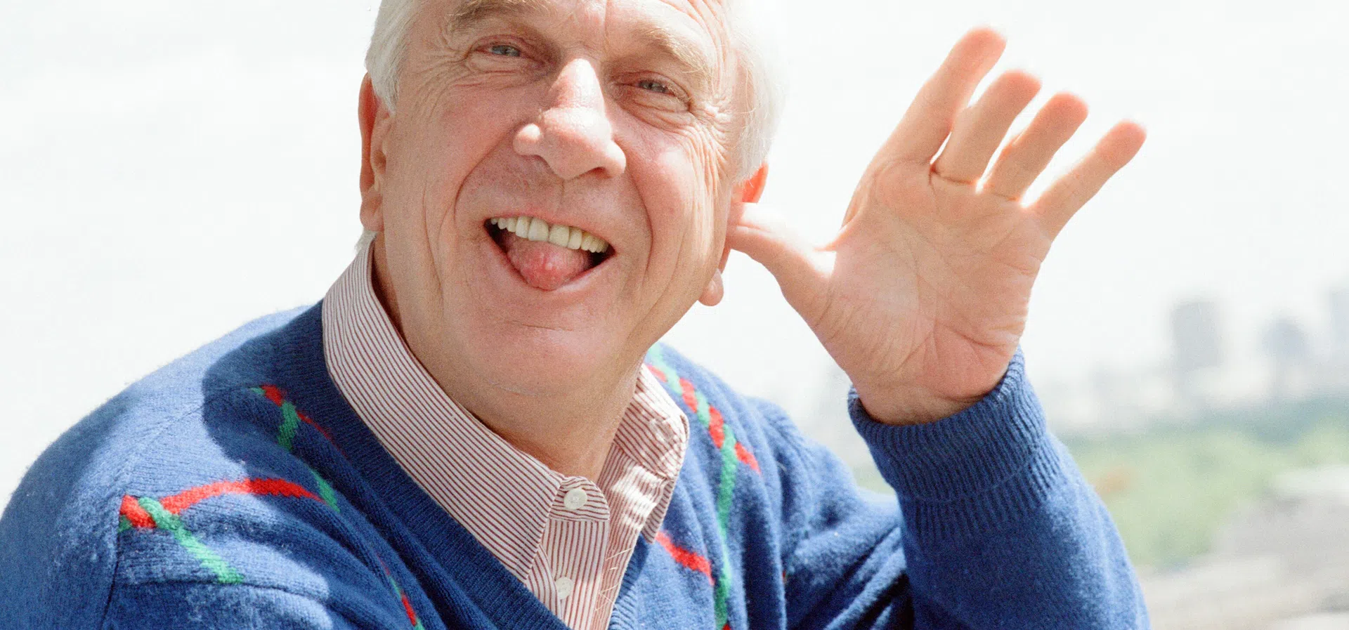 Лесли Нилсен и изкуството да не мигнеш в най-нелепия момент