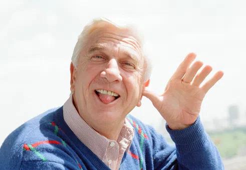 Лесли Нилсен и изкуството да не мигнеш в най-нелепия момент