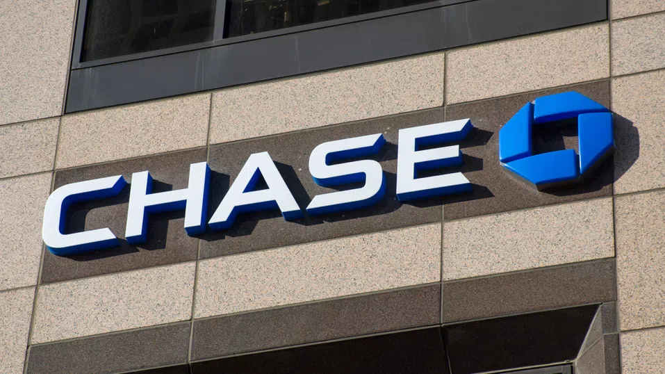 Печалбата на JPMorgan нараства, но по-високите лихвени проценти започват да забавят бизнеса ѝ