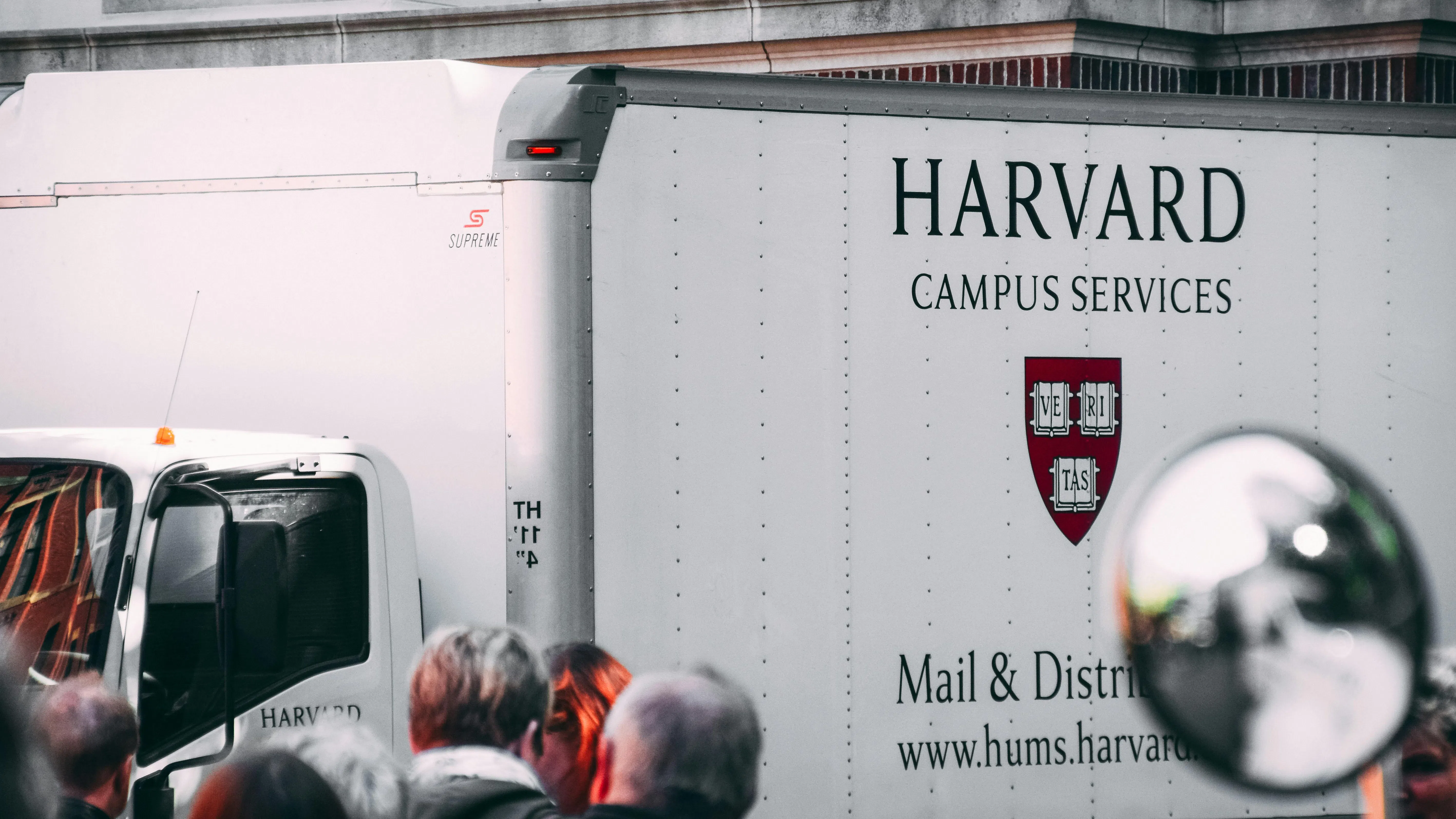Образованието в Харвард струва над $82 000 годишно. Колко реално плащат студентите