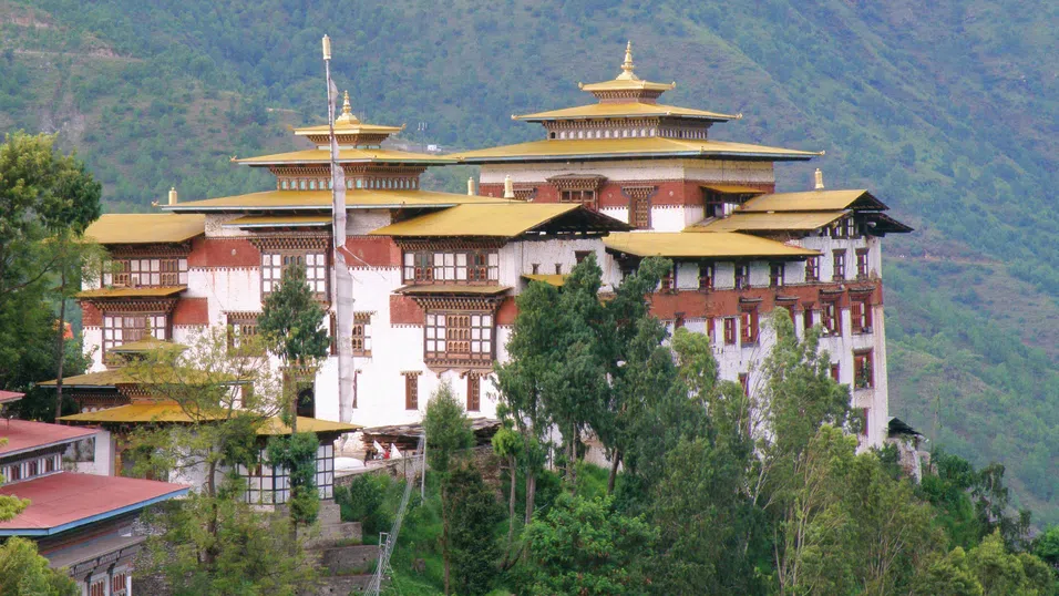 Малкият инвестиционен фонд на Бутан залага на зелена енергия и биткойн