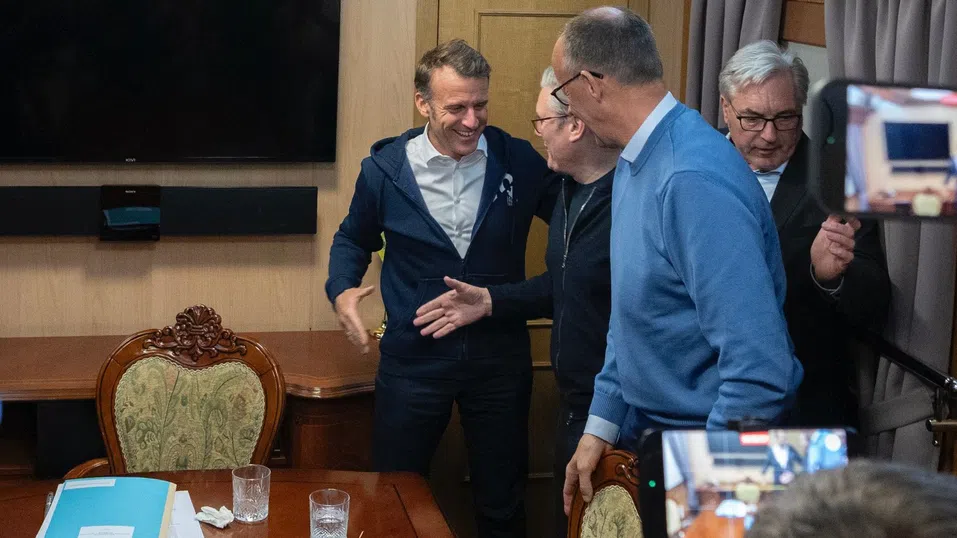 Дезинформация: Елисейският дворец отрече, че Макрон е носил пакетче кокаин в Киев