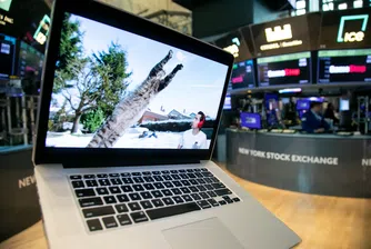 Момчета, залепени за екраните в търсене на адреналин от търговията с акции, преподават новите уроци по инвестиране