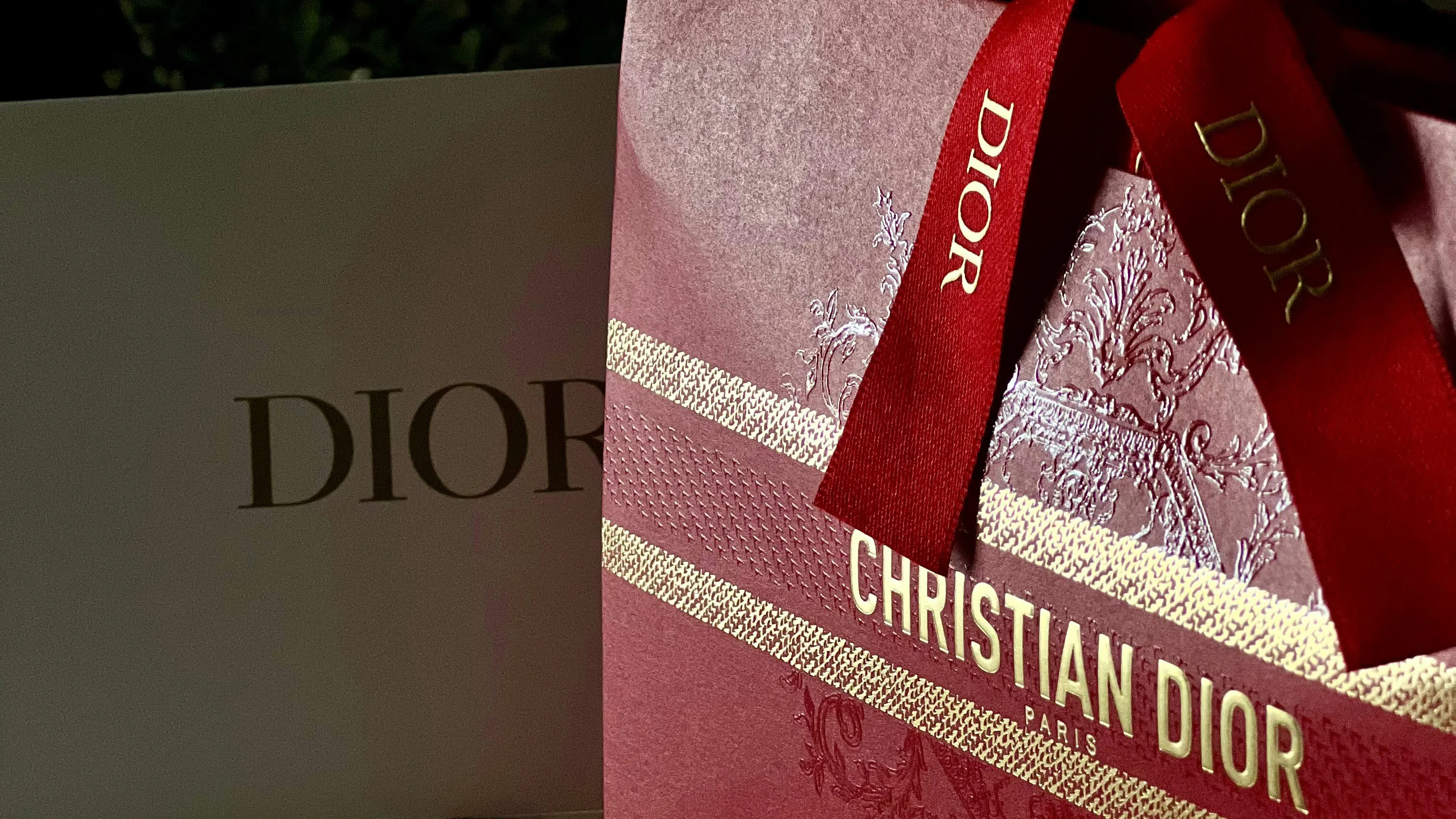 Нечовешки условия и труд? Как се произвеждат чантите Dior за 2600 евро