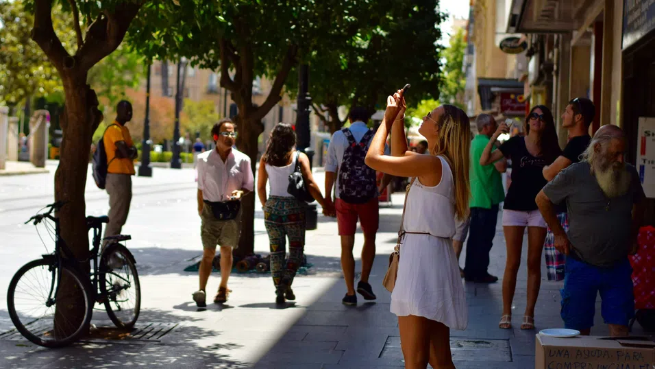 Зони за селфита и глоби за скутери: Най-странните мерки срещу туристите през 2025 г.