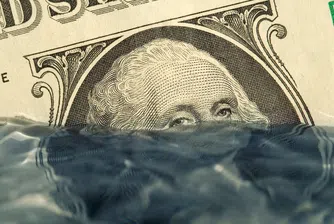 Делът на долара в глобалните валутни резерви спада от над 70% през 2000 г. до 57,8% през 2024 г.