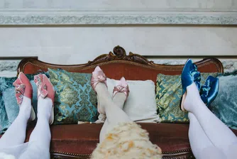 Пантофката е кадифена… но само на пръв поглед. Иначе е от рециклирана пластмаса