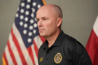 Губернаторът на Юта Спенсър Кокс казва, че заподозреният, който не сътрудничи на властите, е бил „радикализиран“, както и че е бил във връзка с лице, което сменя пола си