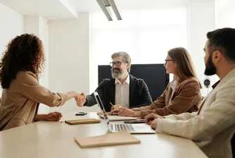 Gen Z обучава по-възрастните си колеги на AI – и променя културата в офиса