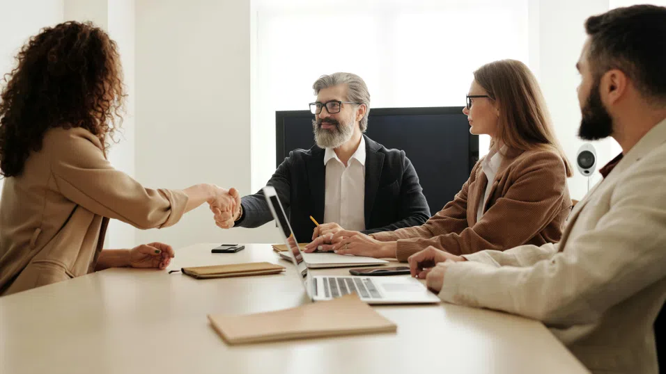 Gen Z обучава по-възрастните си колеги на AI – и променя културата в офиса