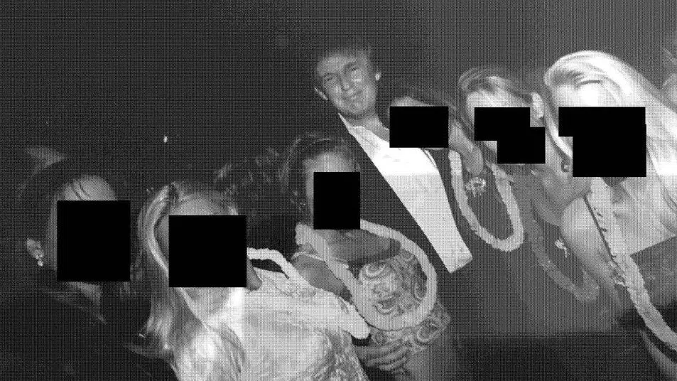 Тръмп, Клинтън, Бил Гейтс и принц Андрю „изплуваха“ в нови снимки от имението на Епстийн