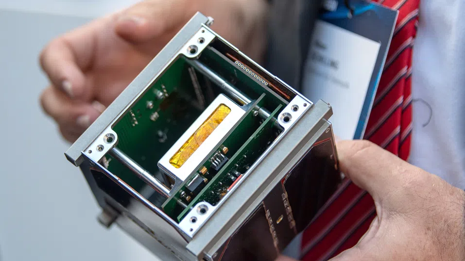 От баровете на Глазгоу до орбита: Как малките спътници изстреляха града в космоса