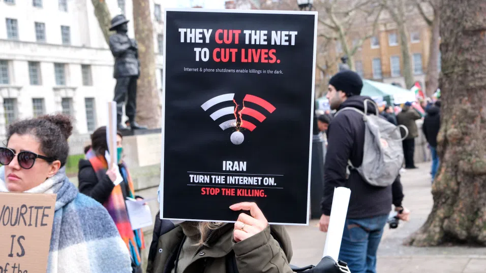 Екосистема от контрабандни технологии поддържа последната връзка на Иран с интернет света