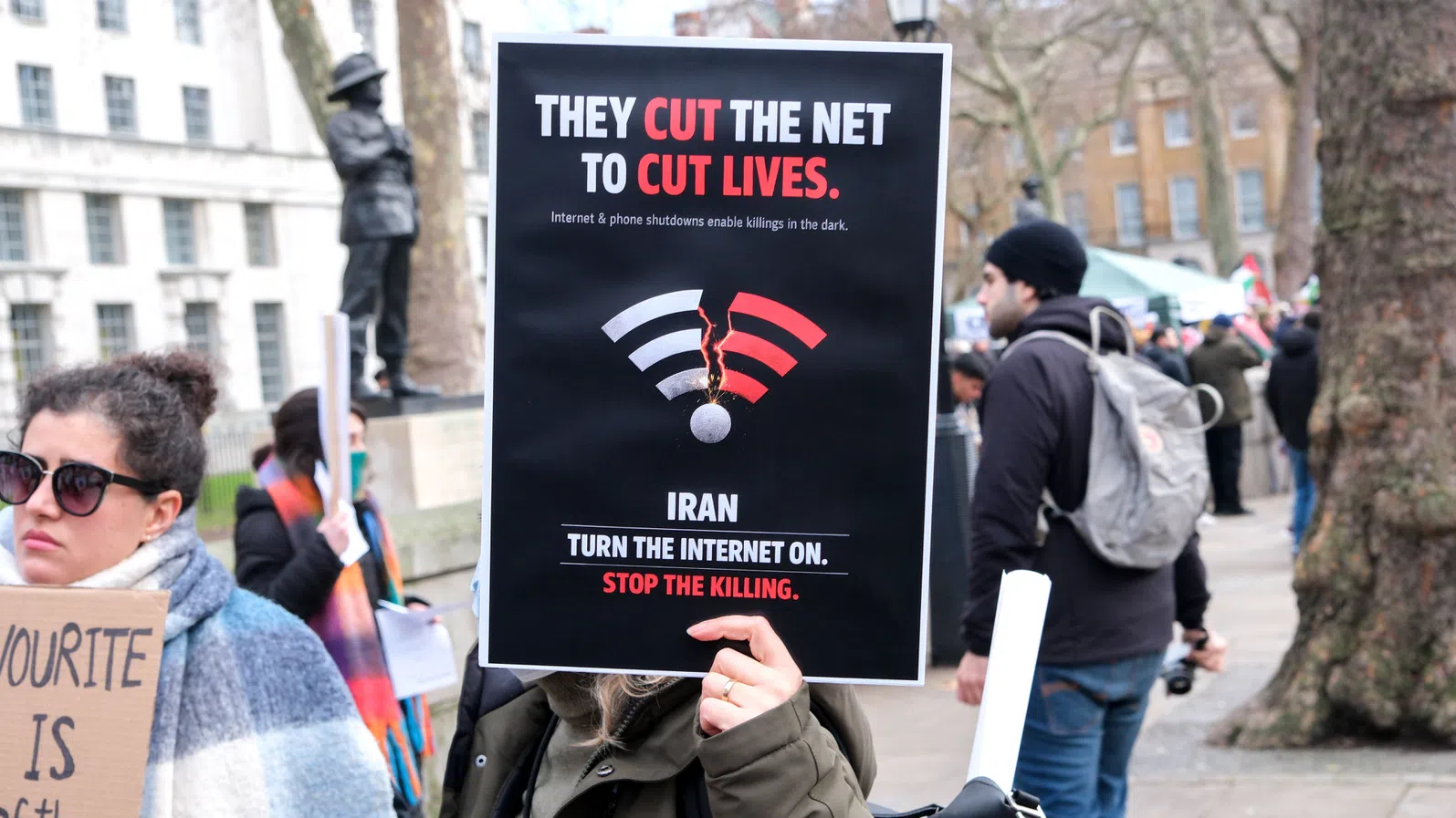 Журналистика в „офлайн“ режим: Как репортерите в Иран работят без интернет