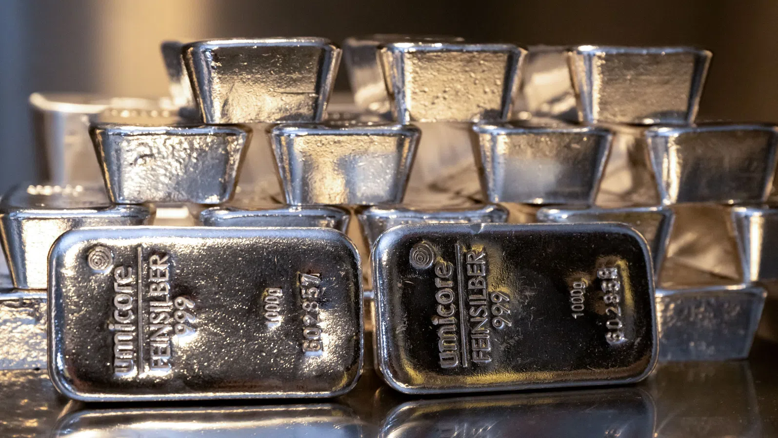 Среброто губи инерция след спекулации за геополитическо разведряване