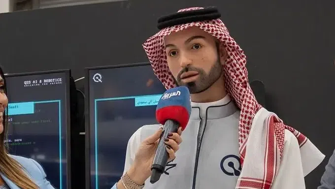 Скандален дебют: Саудитски робот докосна репортерка по неуместен начин