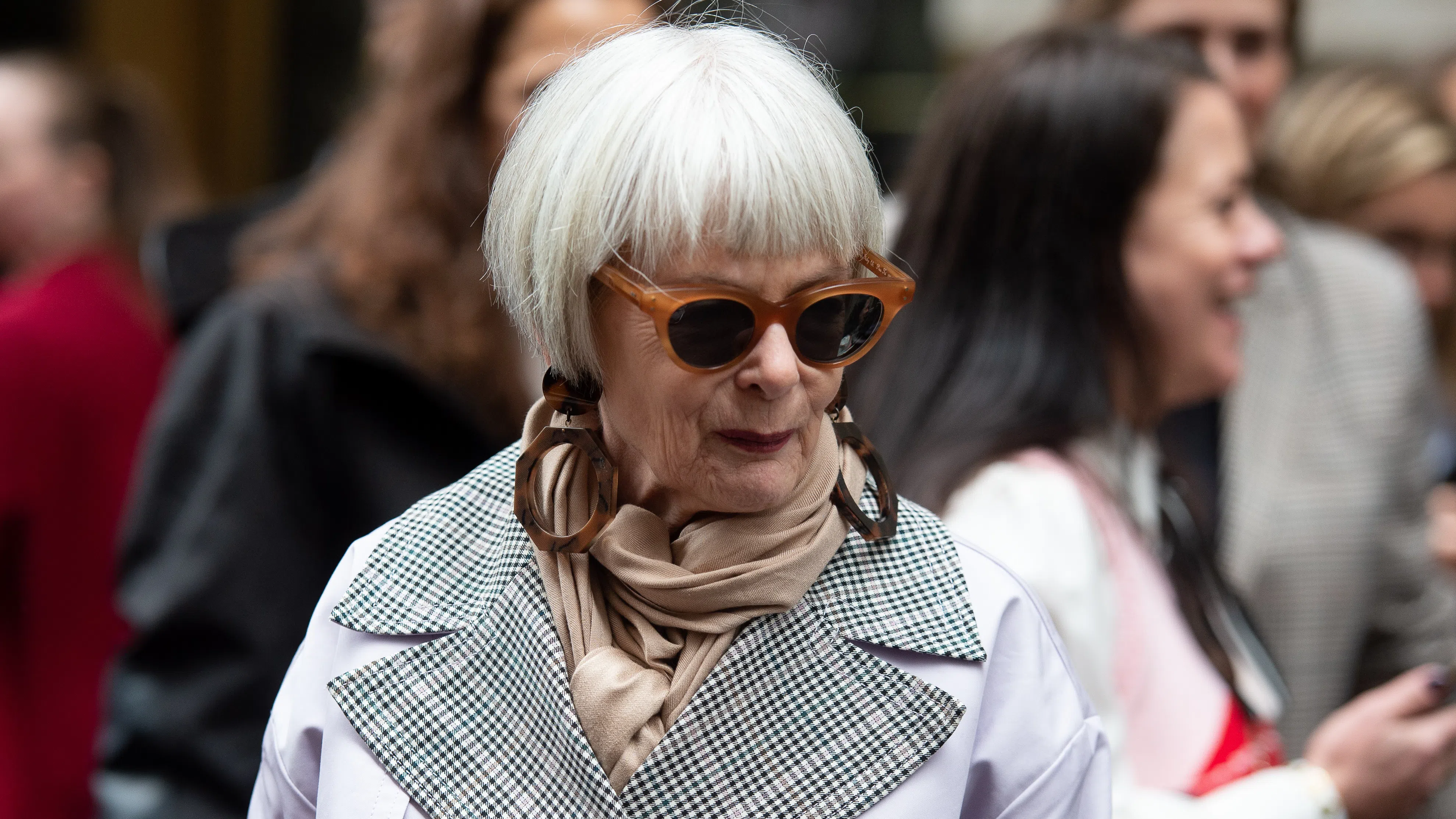 „На 70 съм и нося каквото искам“: Трябва ли да променим стила си, когато остареем