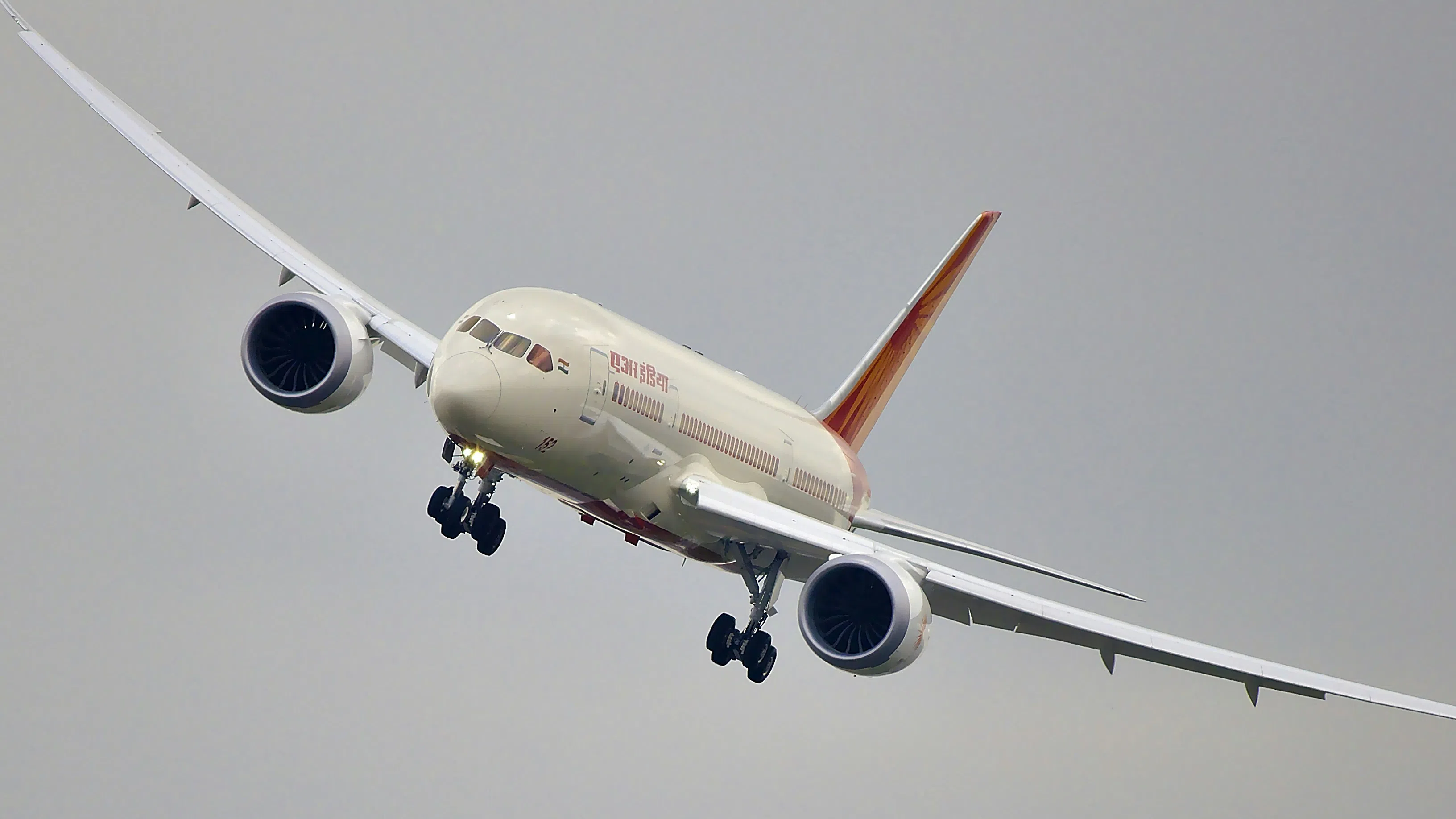 Boeing отчете ръст на продажбите, но лавината от проблеми продължава