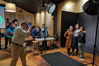 Екипът на WikiPortraits  заснема висококачествени, свободно лицензирани портрети на известни личности, за да замени размазаните и остарели снимки