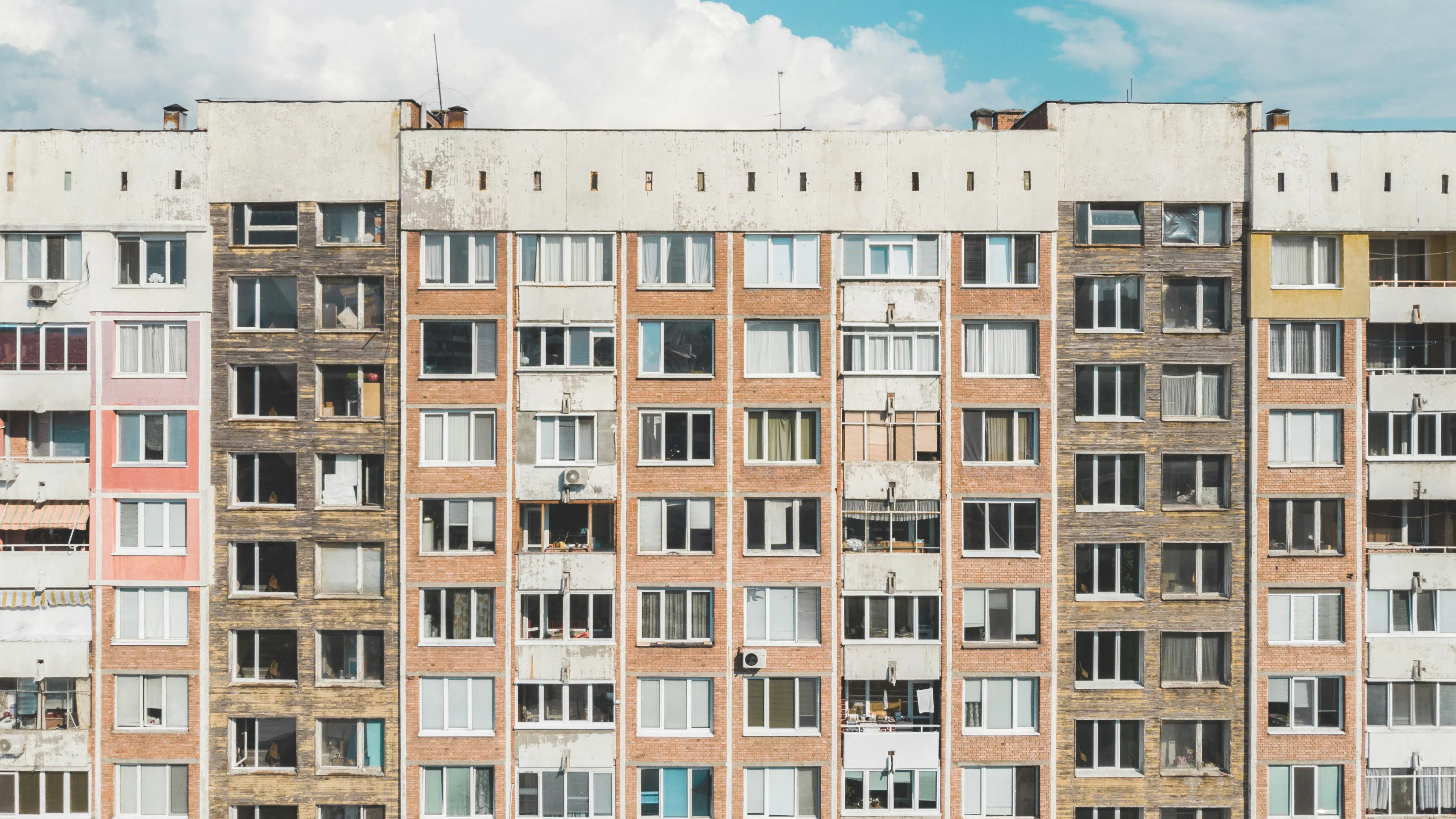 България е трета по пренаселени жилища в Европа