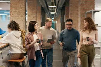 Той не спира да говори: Как да прекъснеш някого така, че другите да са ти благодарни