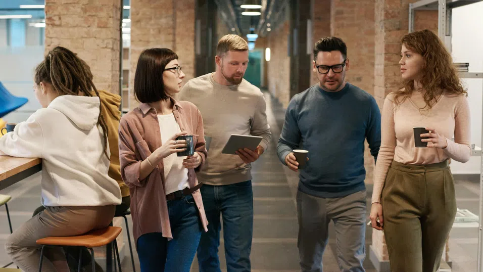 Той не спира да говори: Как да прекъснеш някого така, че другите да са ти благодарни