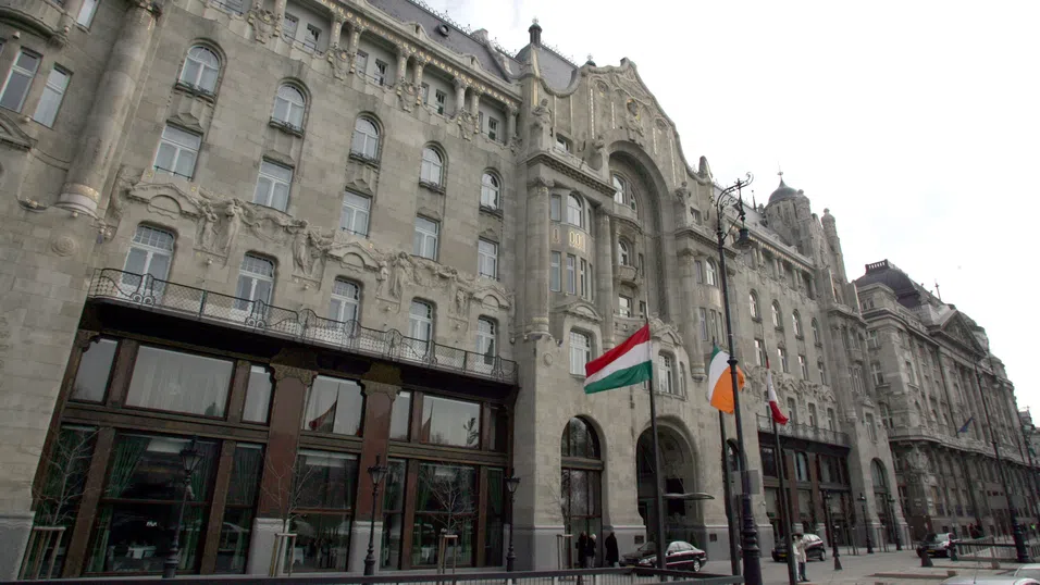 Зад стените на двореца Грешам – от праха на комунизма до луксозното бижу на Будапеща