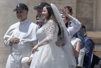 Понтификът се появи със спортния аксесоар на седмичната си обща аудиенция