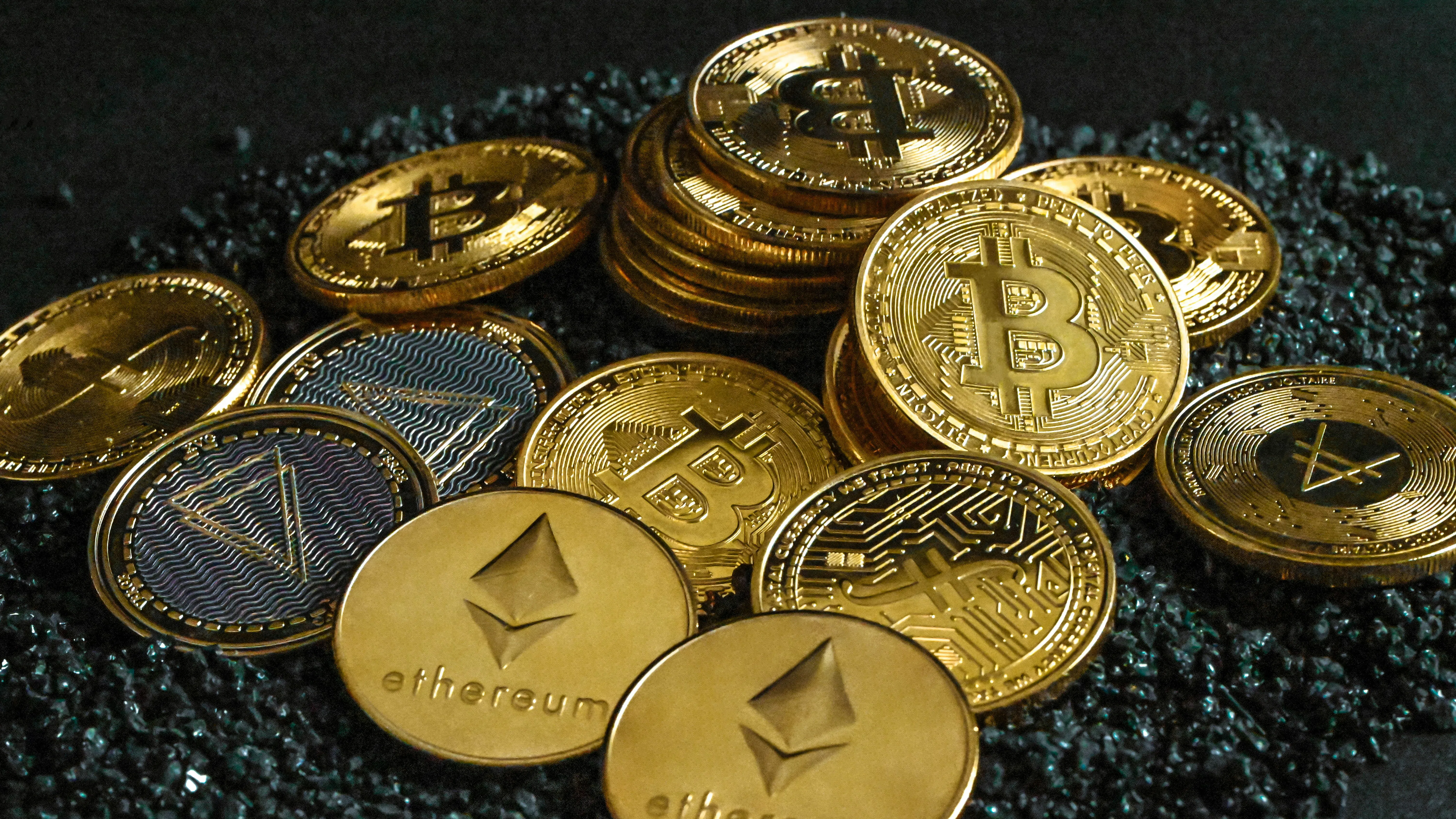Криптовалутите се радват на силно лято - и Биткойн не е единствената причина