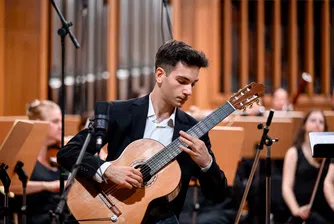 Младият учител вярва в създаването на интересна и подкрепяща атмосфера в класната стая, в баланса между менторството и усещането за приятелство