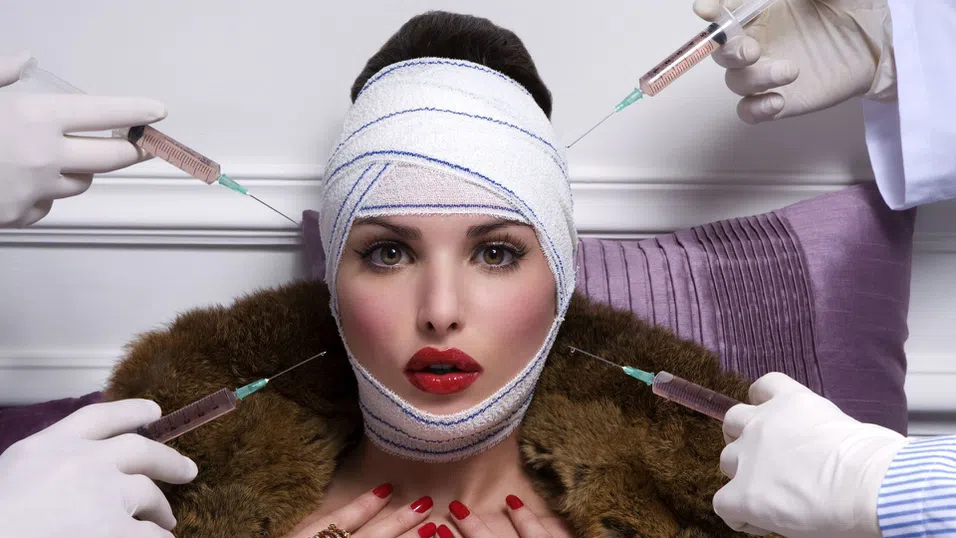 „Имах час за ботокс“: Все повече служители използват работното си време за лични задачи