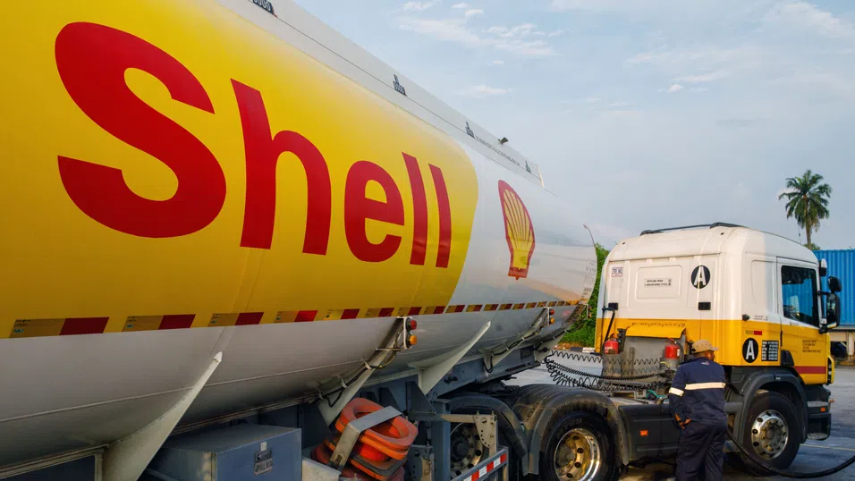 Суровият петрол е все по-евтин, а акционерите очакват дивиденти – как ще действат гигантите в сектора