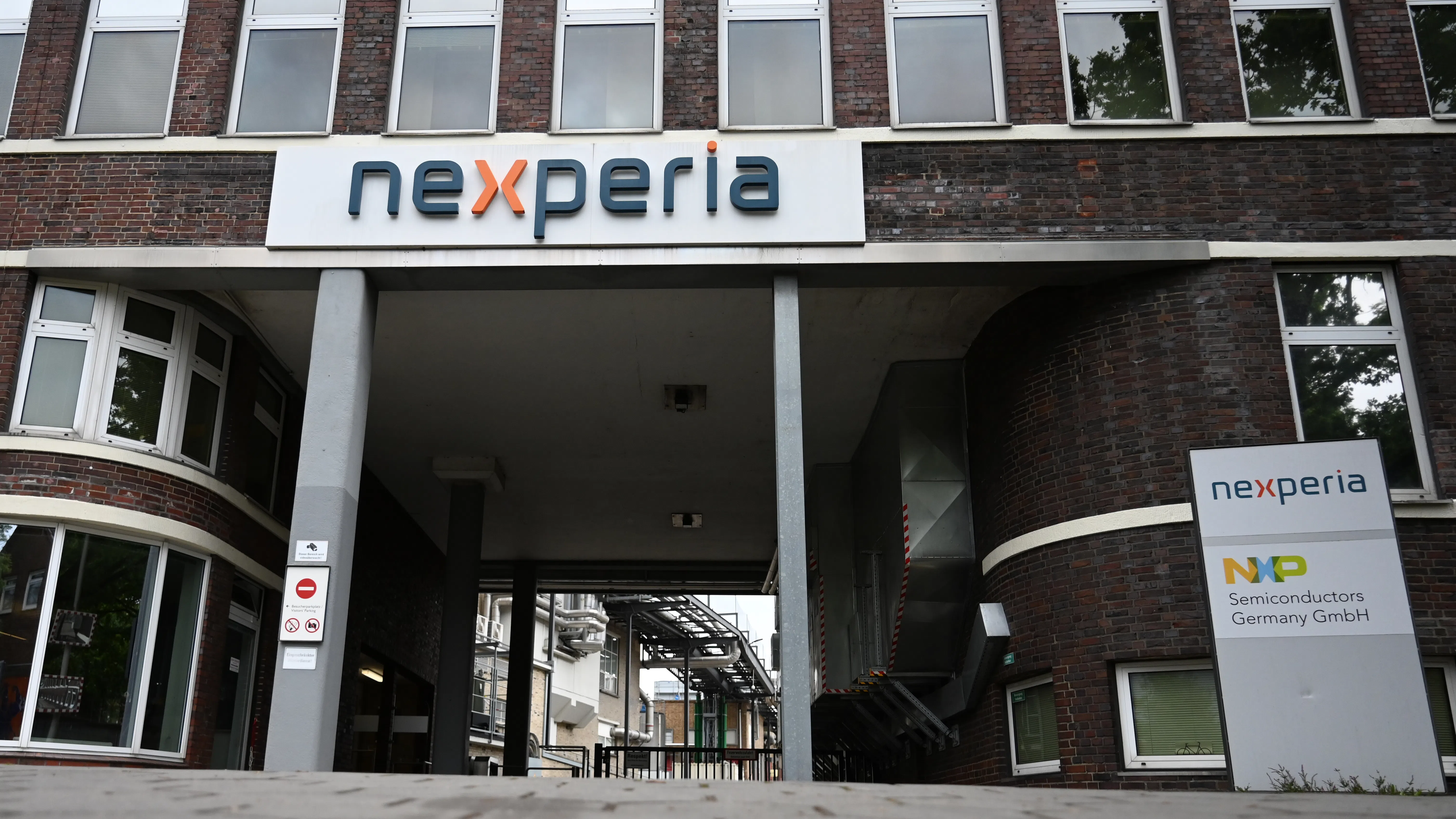 Нидерландия пое контрола над китайския доставчик на чипове Nexperia