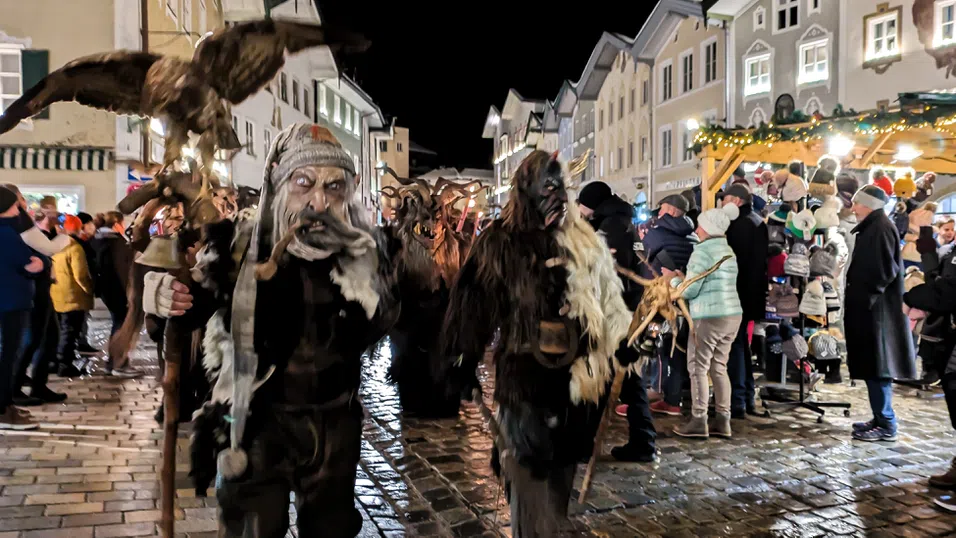 Добрата вещица в Италия, алпийският Крампус, уелският конски череп, мечият танц в Румъния - зимните обичаи в Европа преплитат фолклор и празничен дух