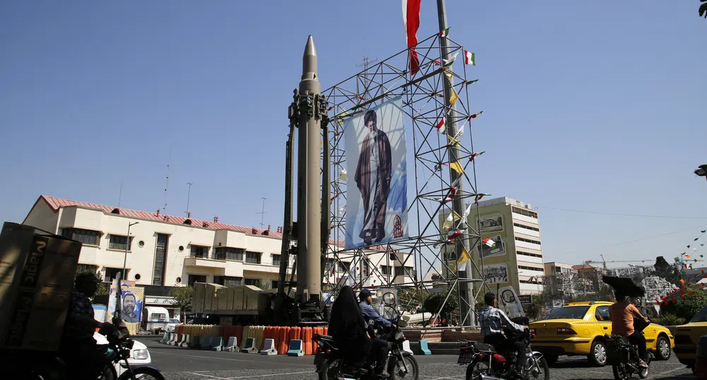 Екипът на Тръмп обсъжда как да спре ядрената програма на Иран. Сред опциите са въздушни удари