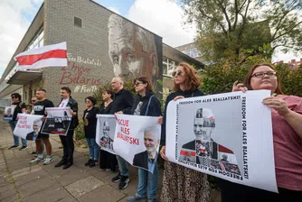 Лукашенко освободи Нобеловия лауреат Беляцки и други водещи опозиционери от затвора