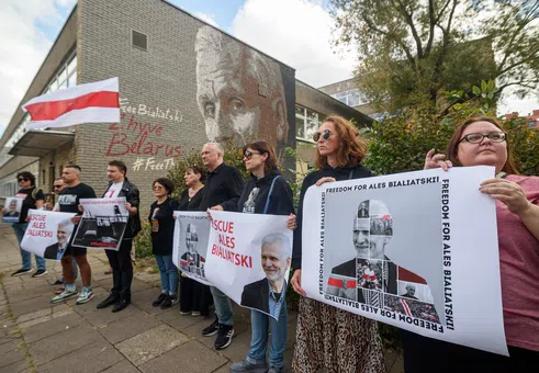 Лукашенко освободи Нобеловия лауреат Беляцки и други водещи опозиционери от затвора