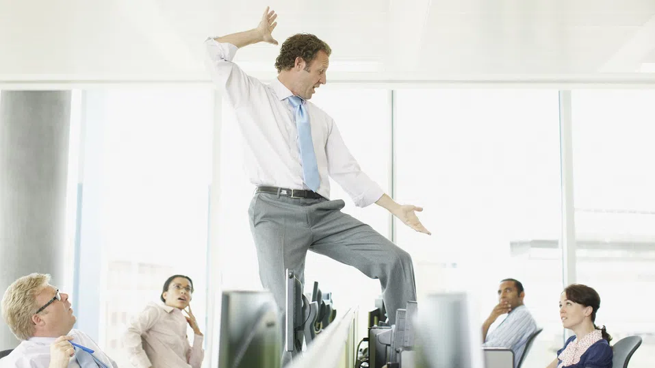 „Бъди автентичен“ срещу „Просто изкарай деня“: Как да свалим маската на офисен ентусиазъм и да сме по-мотивирани