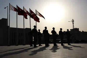 САЩ евакуират персонал от военна база в Катар, докато Тръмп заплашва Иран