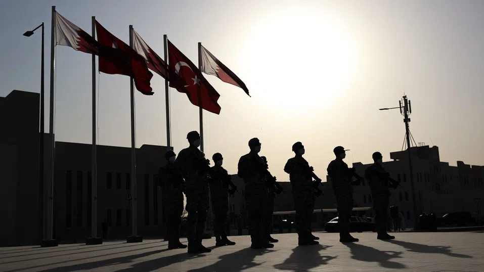 САЩ евакуират персонал от военна база в Катар, докато Тръмп заплашва Иран