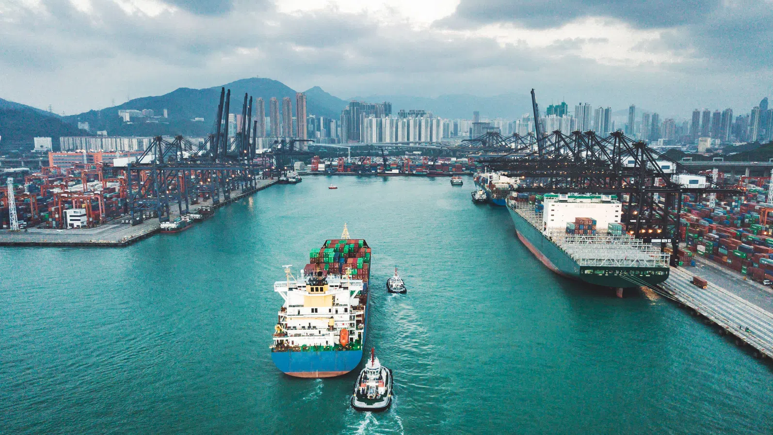 Китай обвинява САЩ за търговските дисбаланси, след като излишъкът достигна рекордните 1,2 трилиона долара през 2025 г.