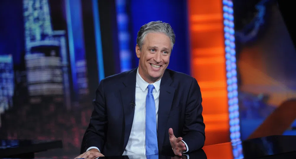 Ще успее ли Джон Стюарт да възроди ерата на сатиричните новини?