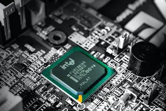 Intel се срина заради слабото търсене на чипове за персонални компютри