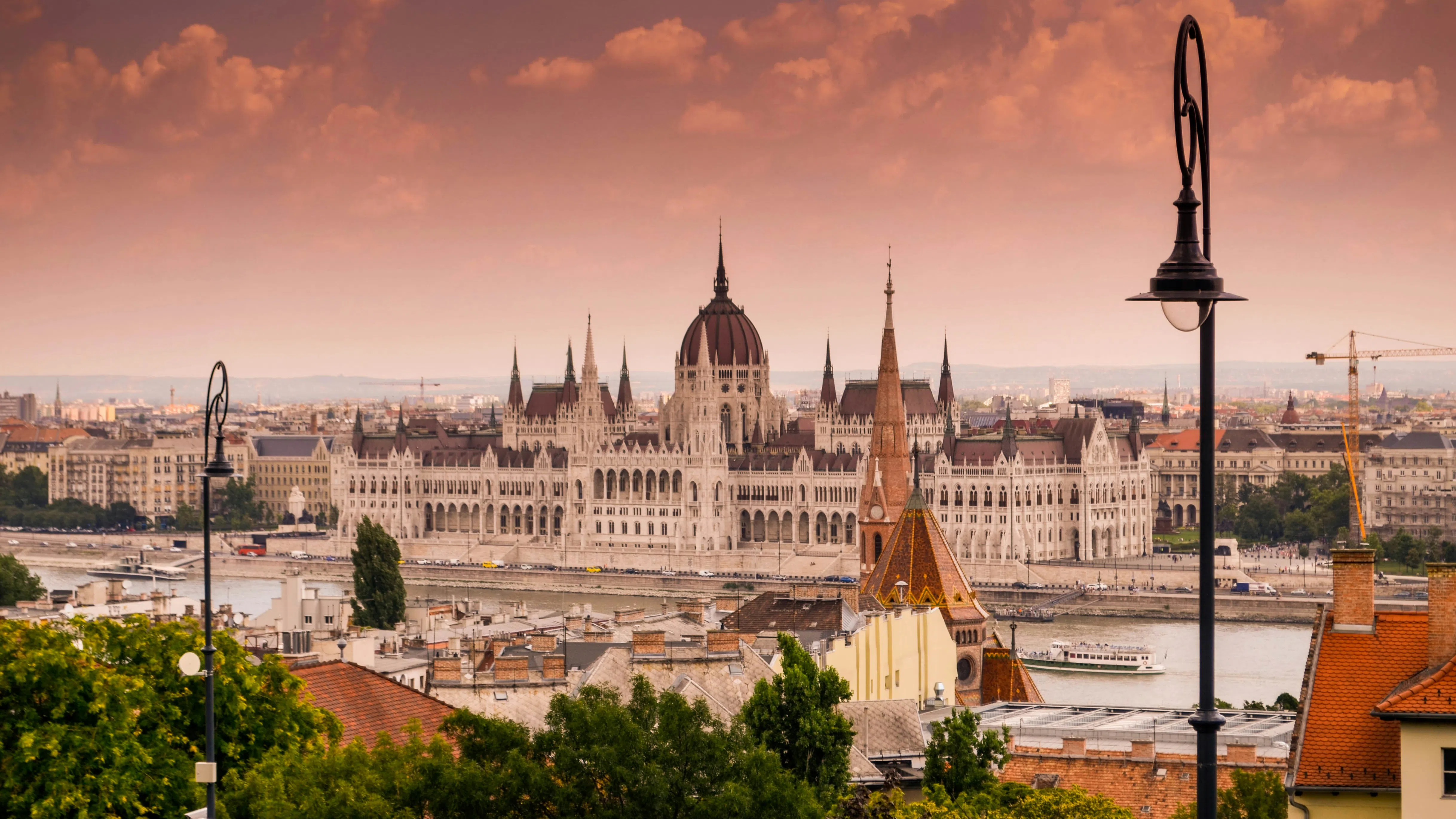 Унгария и ОАЕ подписаха сделка за дубайски блясък в Будапеща