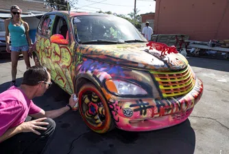 Satan Shoes, микрочанта, огромни червени ботуши: MSCHF като аутсайдер и лидер в изкуството