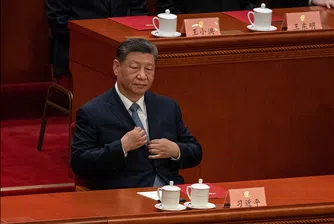 „Тигри и мухи“: Защо след милиони отстранени служители антикорупционната кампания на Си продължава?